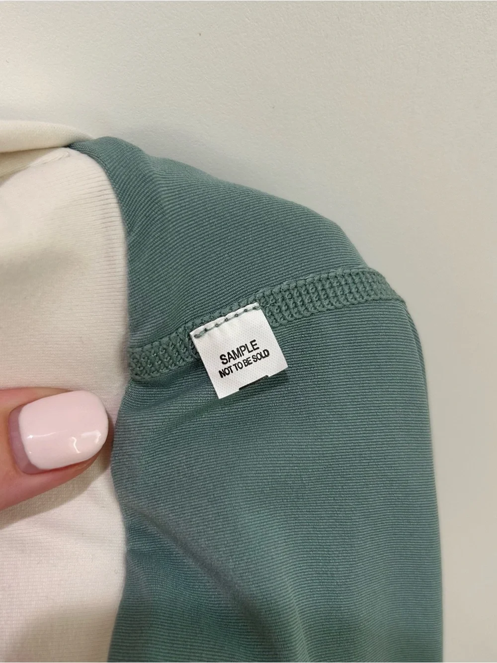 Alo Yoga Airbrush Streamlined Skirt in Botanical Green/Ivory Size Small